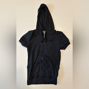 Nike Woman’s Short Sleeve Hoodie. Black Woman’s XS